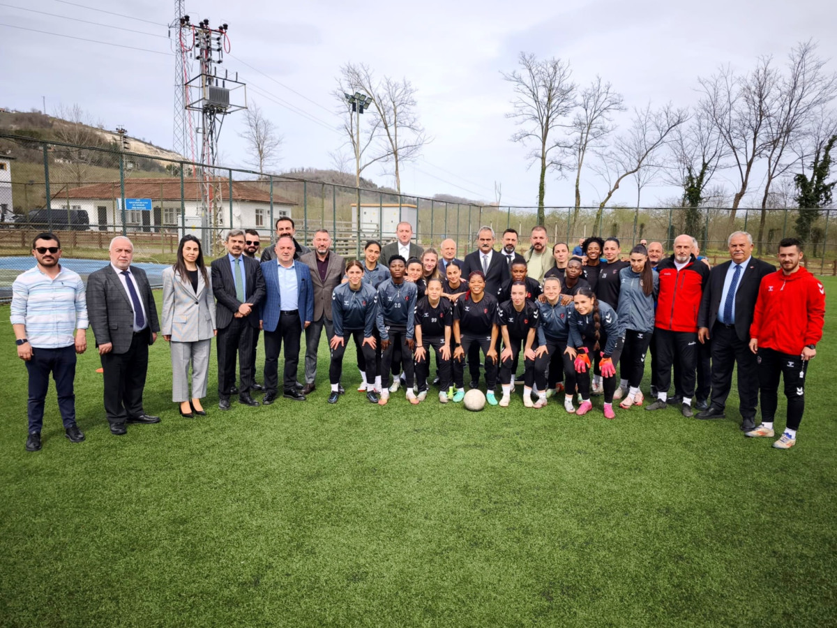 AK Parti Ordu Heyetinden Ünye Kadın Futbol Kulübü’ne Ziyaret