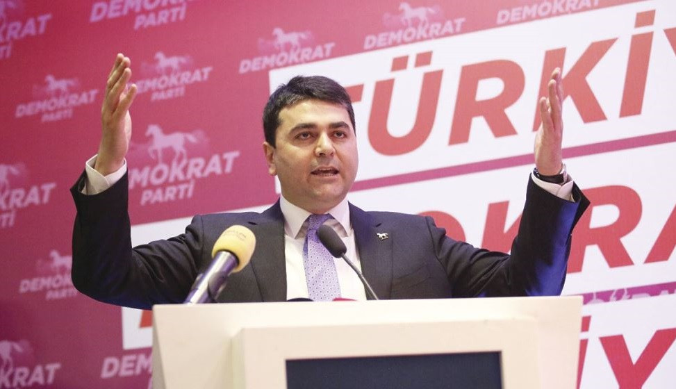 Demokrat Parti Kongresi’nde Gerginlik: Uysal Yeniden Başkan Seçildi